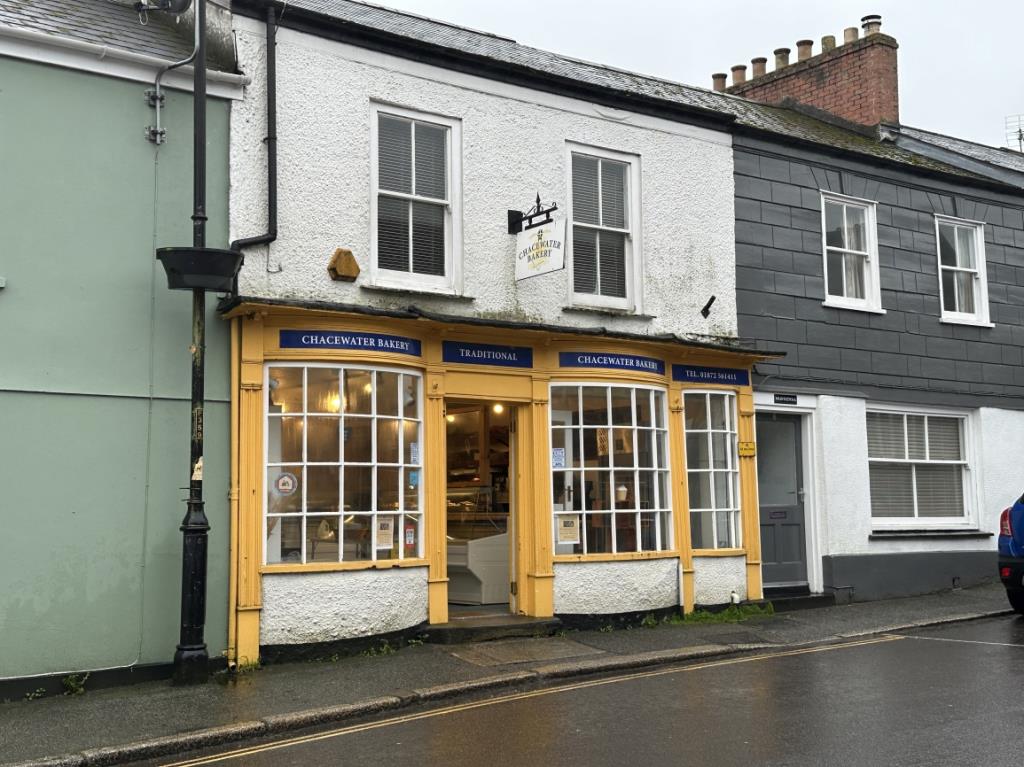 Lot: 94 - PART LET MIXED USE INVESTMENT - Front of the building
